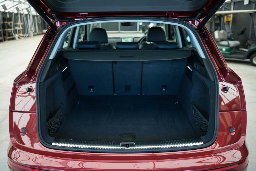 Багажник Audi Q5 40 TDI Quattro 2019 года  (JP) (фото 2 из 20)